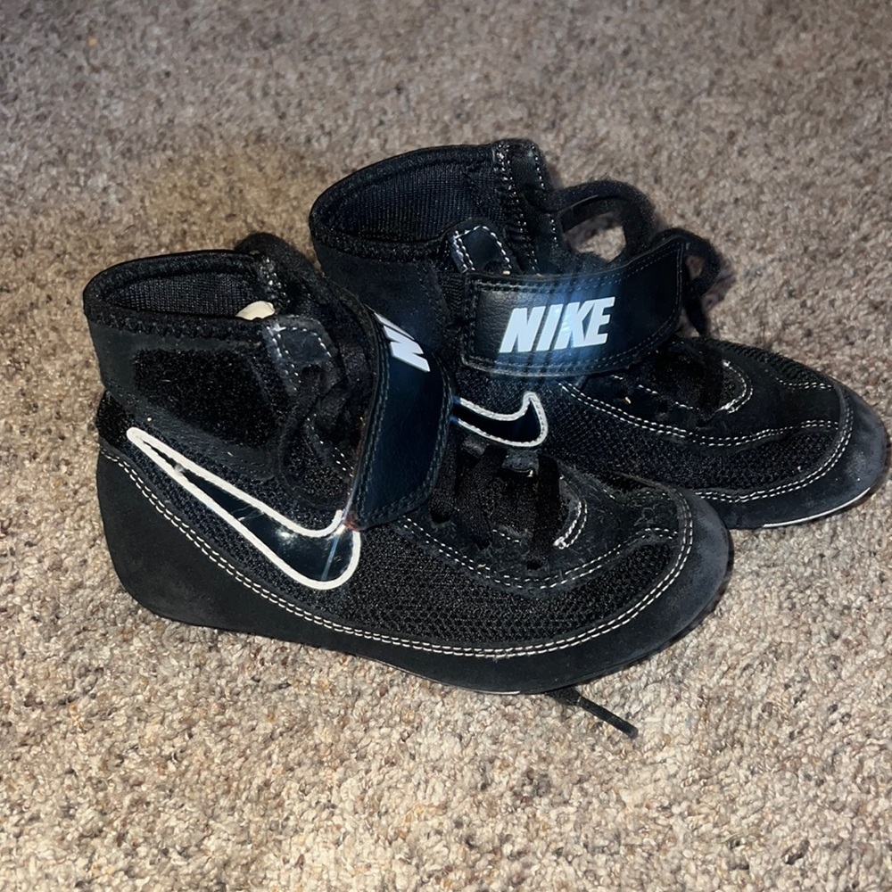 Wrestling shoes